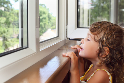 Sécurité fenêtre bébé : protéger vos enfants 